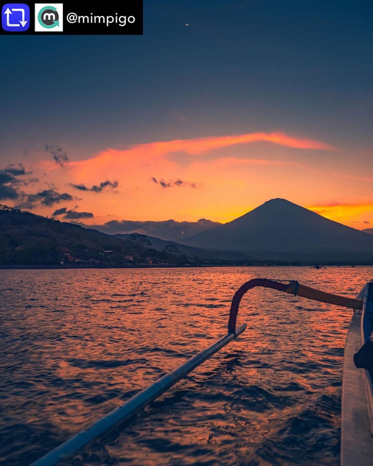 sunset in east bali, amed bali sunset, sunset behind gunung agung, mount agung sunset, sunset boat cruise, sunset boat tour, jukung boat, local bali experience, traditional jukung, volcano sunset